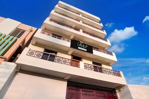 Un edificio de varios pisos con un letrero que dice 'Collection'.