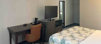 1 King Bed | Non-Smoking, Micfridge