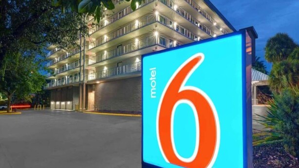 Letrero de motel que muestra el número 6, indicando el nombre del establecimiento.