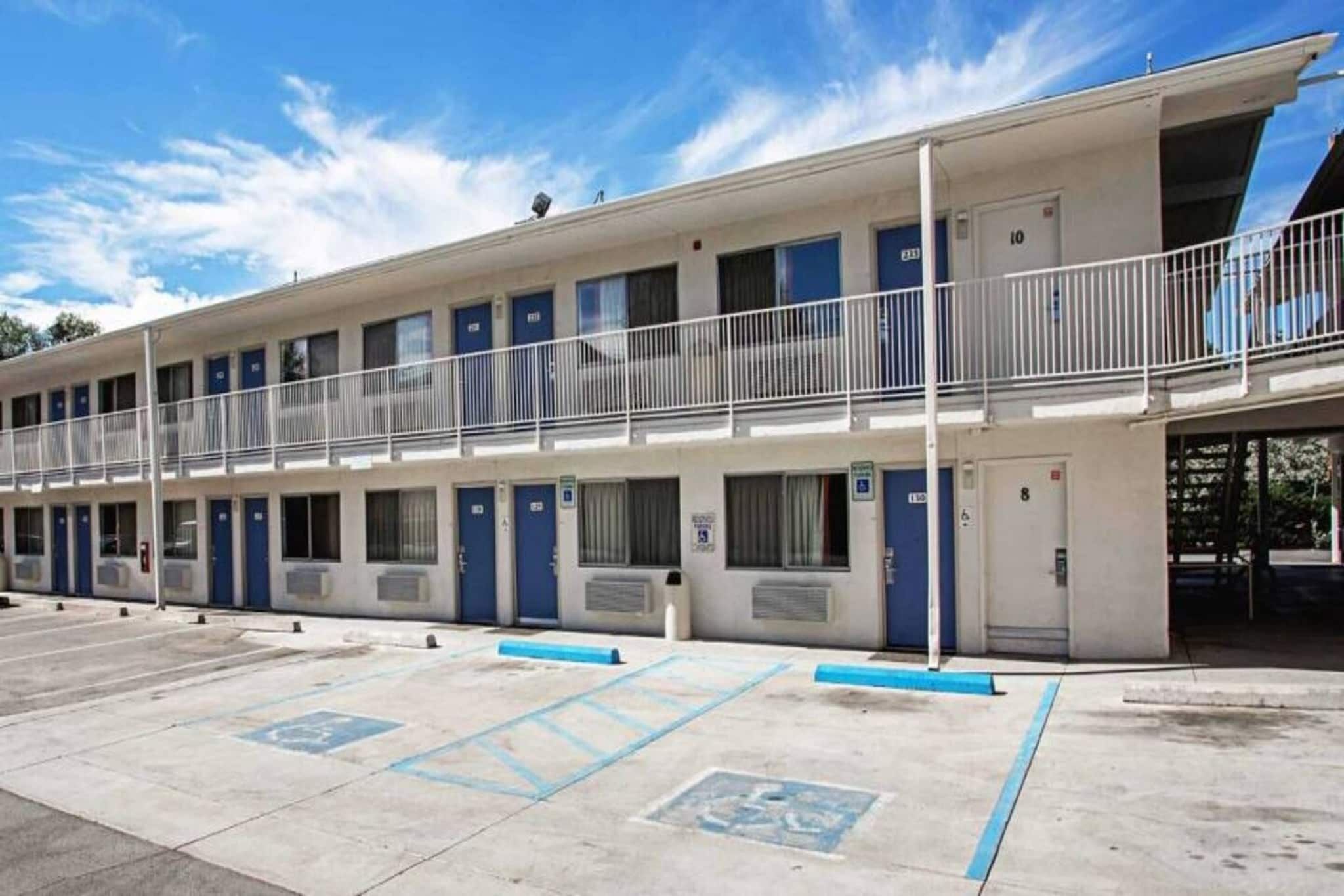 Un motel doté de nombreuses chambres, d’un parking couvert et d’un chemin piétonnier.