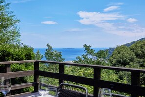 A dining area with a view of the sea and hills. - GLAMDAY ATAMI (Atami)