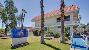 Exterior - 1 Full Bed | ADA/RI Shower/Mini Fridge (Tempe)