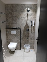 Quarto superior | Banheiro | Chuveiro, toalhas de banho, shampoo, papel higiênico