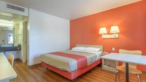 Room - 1 Full Bed|ADA/RI Shower/Mini Fridge (Phoenix)