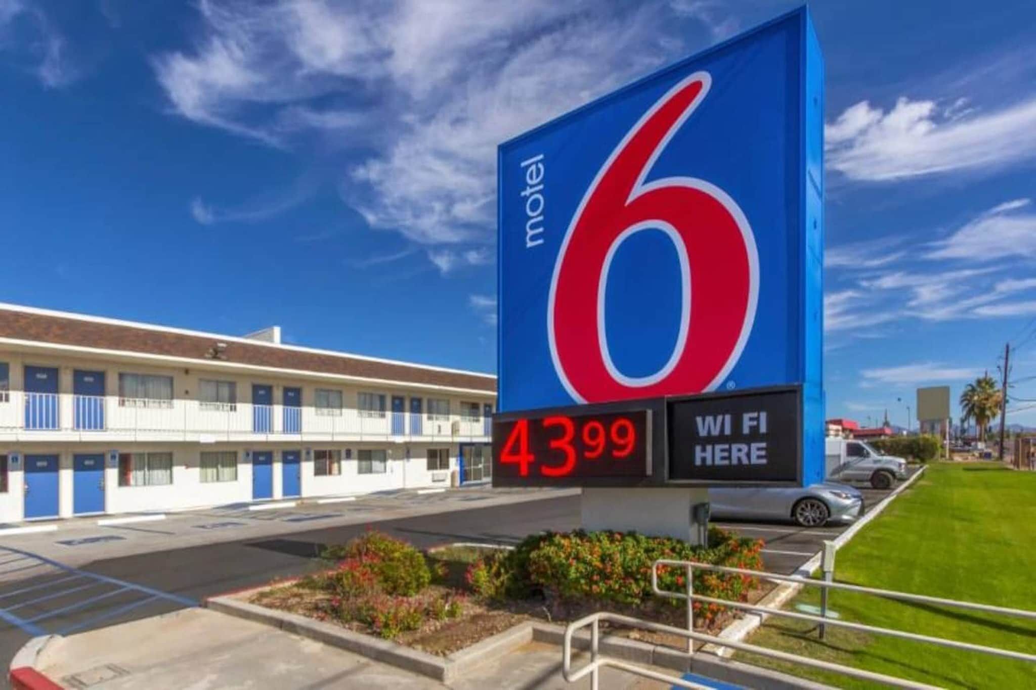 Un motel avec une grande enseigne indiquant le numéro 6 et un prix de 43,99 $.