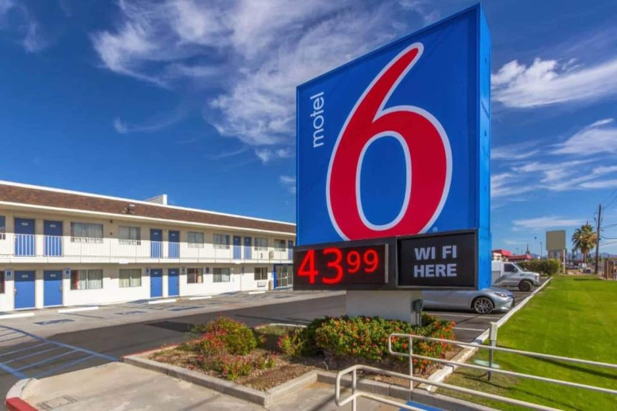 Un motel con un letrero grande que muestra el número 6 y un precio de 43,99 dólares.