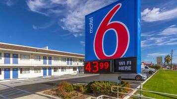 A motel with a large sign displaying the number 6 and a price of $43.99 per night.