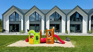 A modern building with a symmetrical design, large windows, and a flat roof. - Baltic Atelier (Grzybowo)