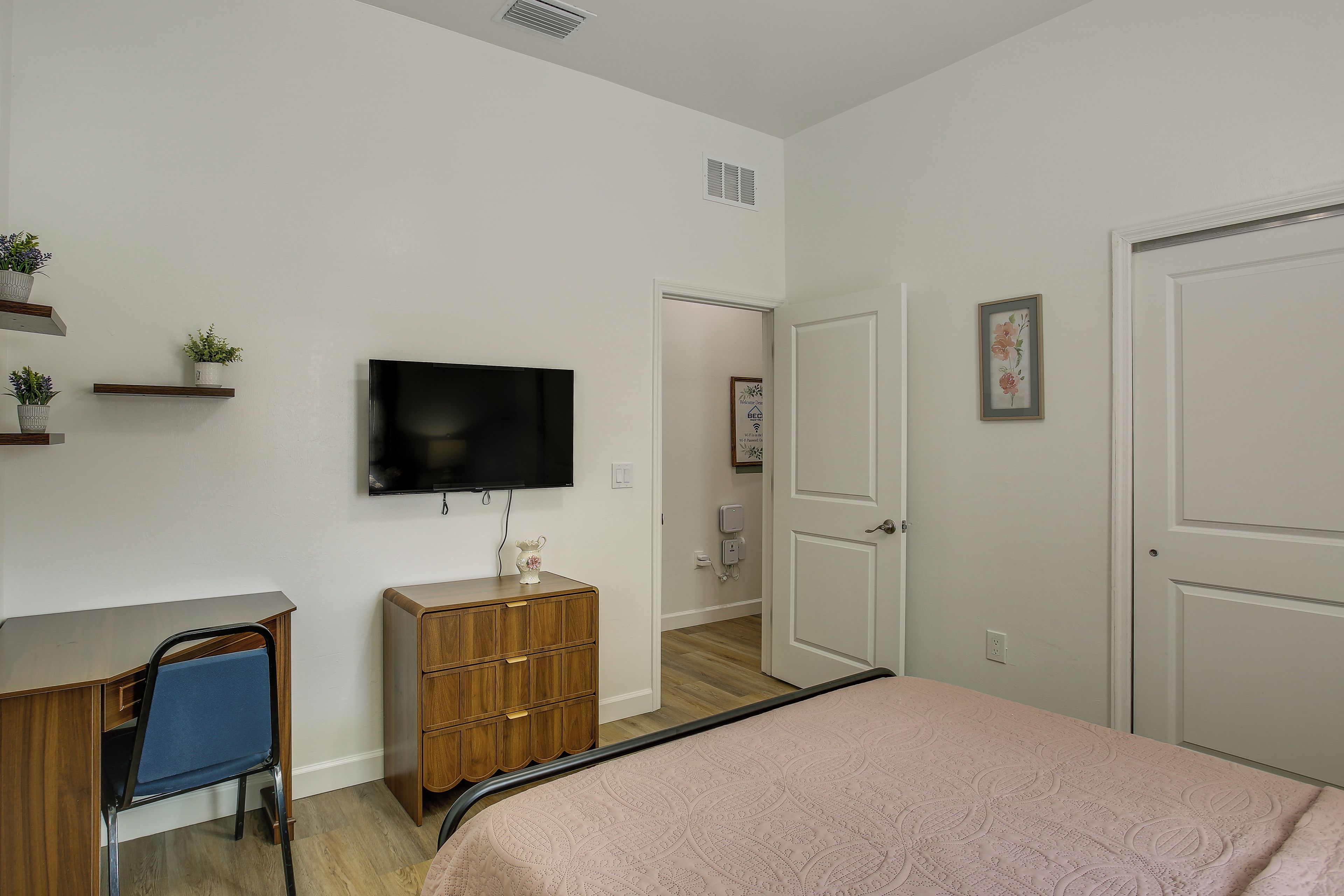 2 bedrooms, iron/ironing board, internet, bed sheets