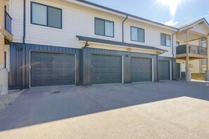 Ein zweistöckiges Gebäude mit einer Garage und einem Balkon im zweiten Obergeschoss.
