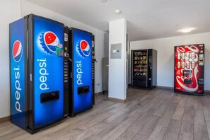 Máquinas expendedoras con la marca Pepsi en un pasillo.