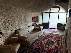 Familien-Dreibettzimmer, Balkon, Stadtblick | Wohnbereich