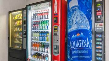 Tres máquinas expendedoras de bebidas con diversas opciones.