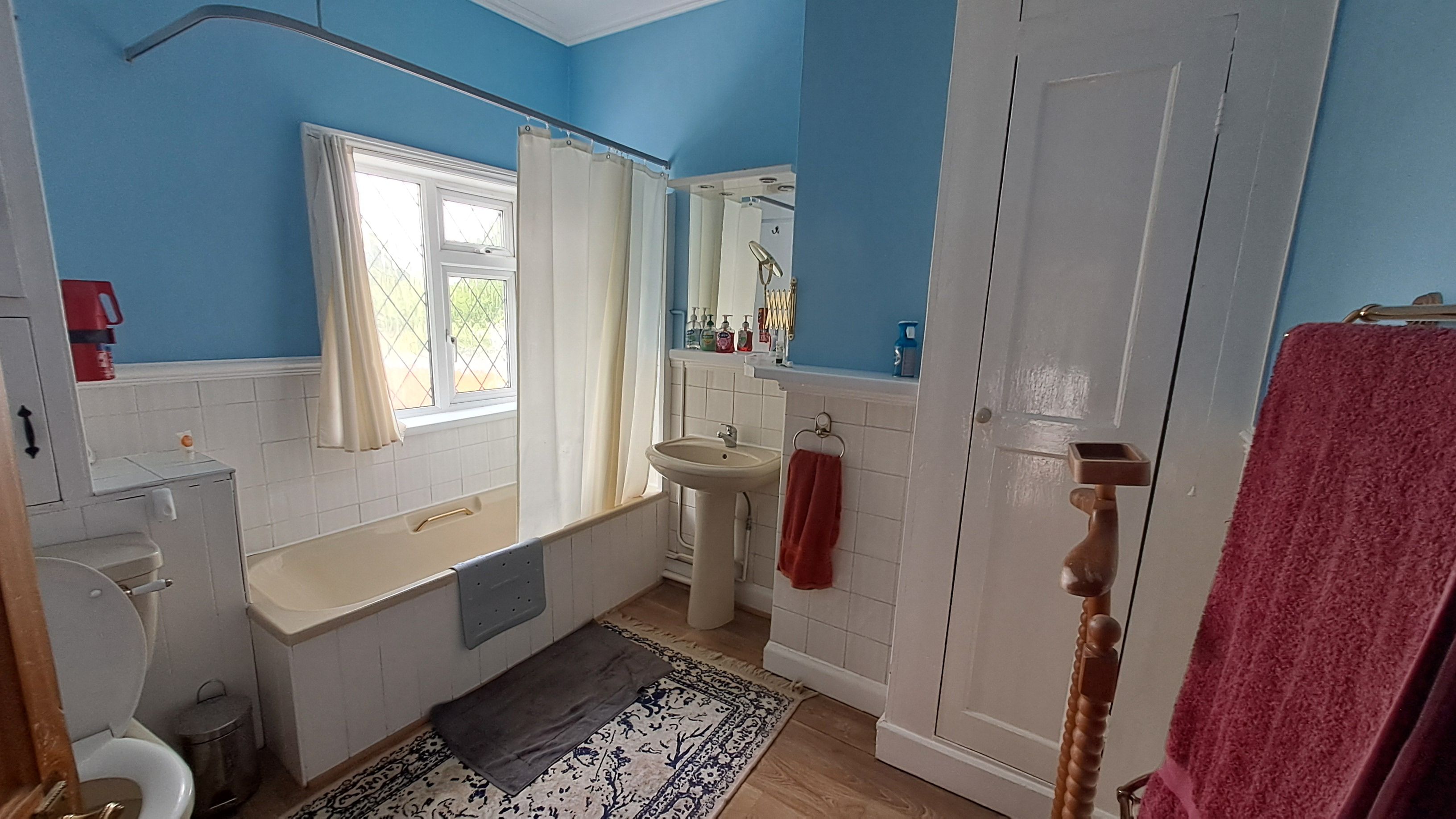 Une salle de bain avec une baignoire, un lavabo et des toilettes.