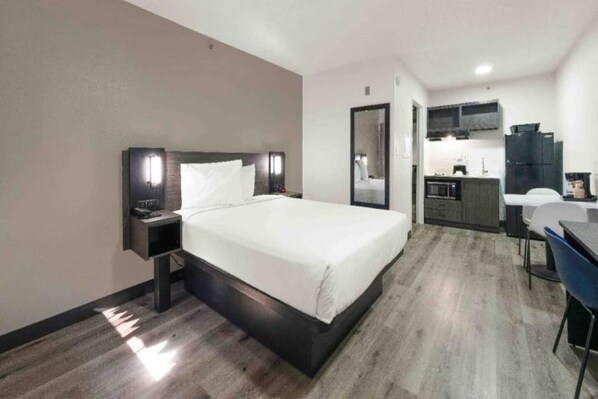 Unclassified image, 1 of 31, button - 1 Queen Bed | Non-Smoking (Tucker)