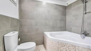 A bathroom with a toilet, a shower, and a bathtub. - 5 bedroom villa with direct access to Montgomerie Golf - Perfect for families (Dubai)