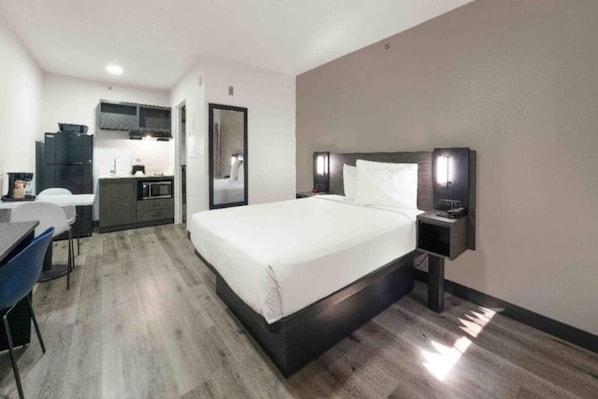 Unclassified image, 1 of 31, button - 1 Queen Bed | Micfridge, Smoking (Tucker)