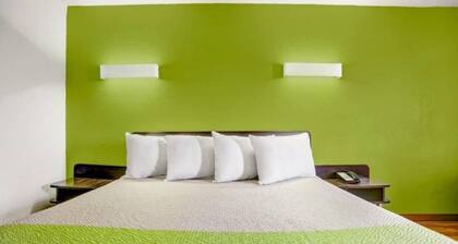 1 King Bed | Non-Smoking, Micfridge