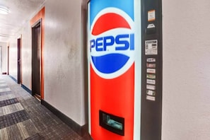 Ein Flur mit einem Automaten, der das Pepsi-Logo zeigt.