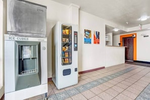Ein Flur mit Eiswürfelspender und Getränkeautomaten.