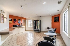 Ein Essbereich mit einer Theke, Stühlen und einem Automaten.