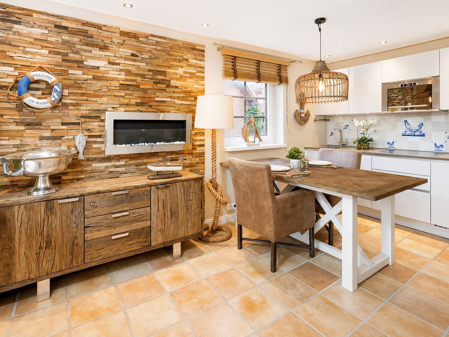 Una cocina moderna con salpicadero de madera, horno integrado y comedor con mesa y sillas de madera.