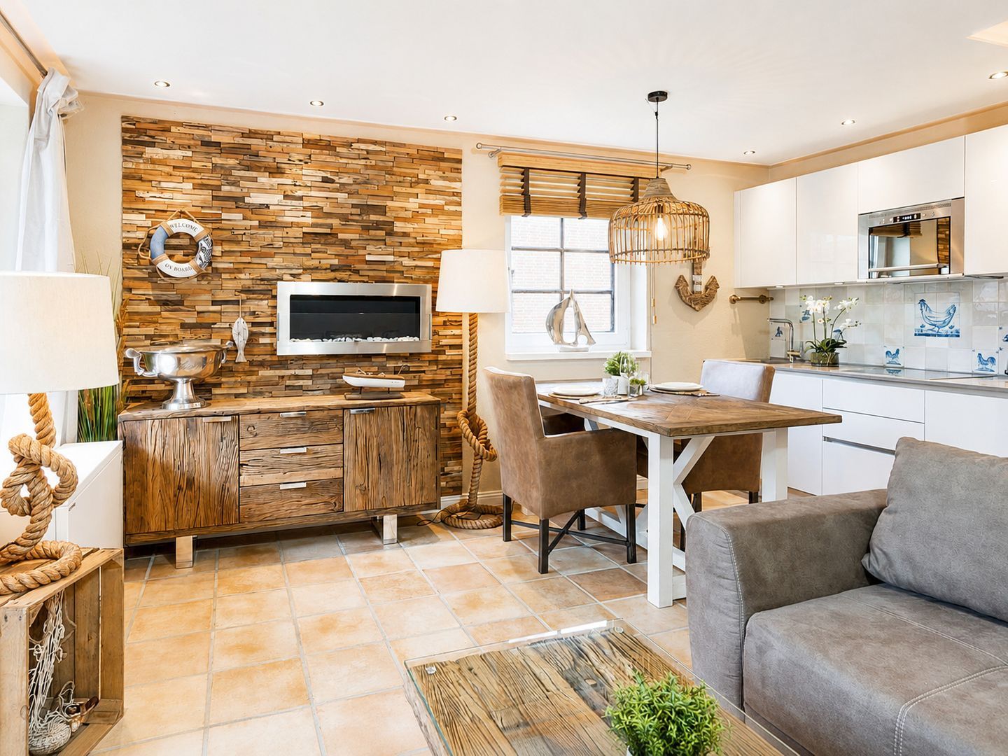 Une cuisine moderne avec un mur de crédence en bois, un coin repas avec une table et des chaises en bois, et un salon avec un canapé.