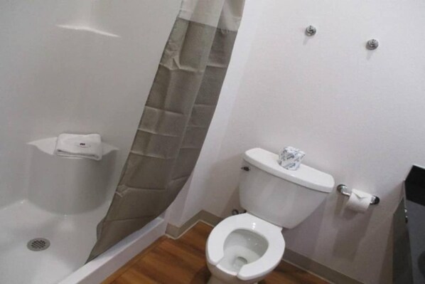 Ein kleines Badezimmer mit Toilette, Dusche und Waschbecken.