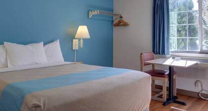 1 queen bed|mobility accessible|Nsmk