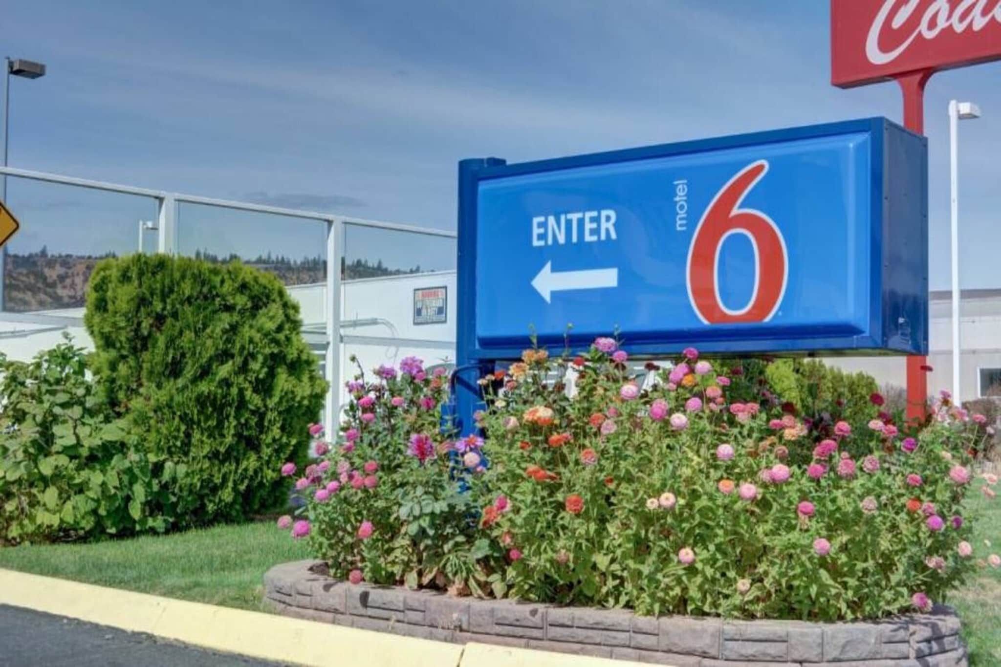 A road sign with 'ENTER model 6' and an arrow pointing left.