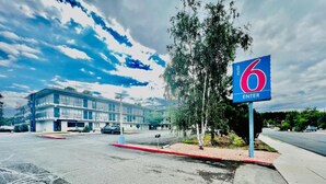 Une enseigne de motel avec un grand chiffre 6 et le mot « ENTRÉE » sur un fond bleu.