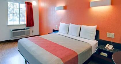 Spacious 1 King Bed | Smoking