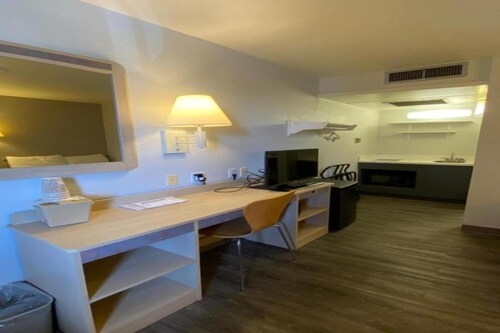 1 Full Bed |Suite,Non-Smoking,Kitchen