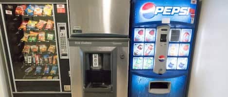 Un distributeur automatique arborant le logo Pepsi et muni d’un robinet à eau.