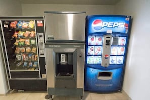 Màquina expenedora amb logotip de Pepsi i un dispensador d'aigua.