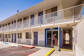 A motel with a blue 'Welcome' sign, an office, and a parking lot. - 2 Full Beds | Youngtown (Youngtown)
