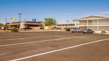 Ein Parkplatz mit einem Motel und einem Restaurant im Hintergrund.