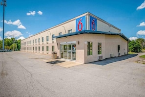 A single-story building with a flat roof, a large entrance with a glass door, and a parking lot in front. - 1 Queen Bed| Nsmk Kitchen, Sofa-Bed (Peoria IL)