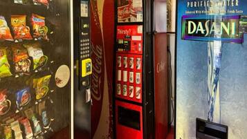 Ein Automatikwarenautomat mit verschiedenen Snacks und einer Coca-Cola-Maschine.