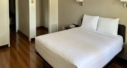 1 Queen bed | Los Angeles