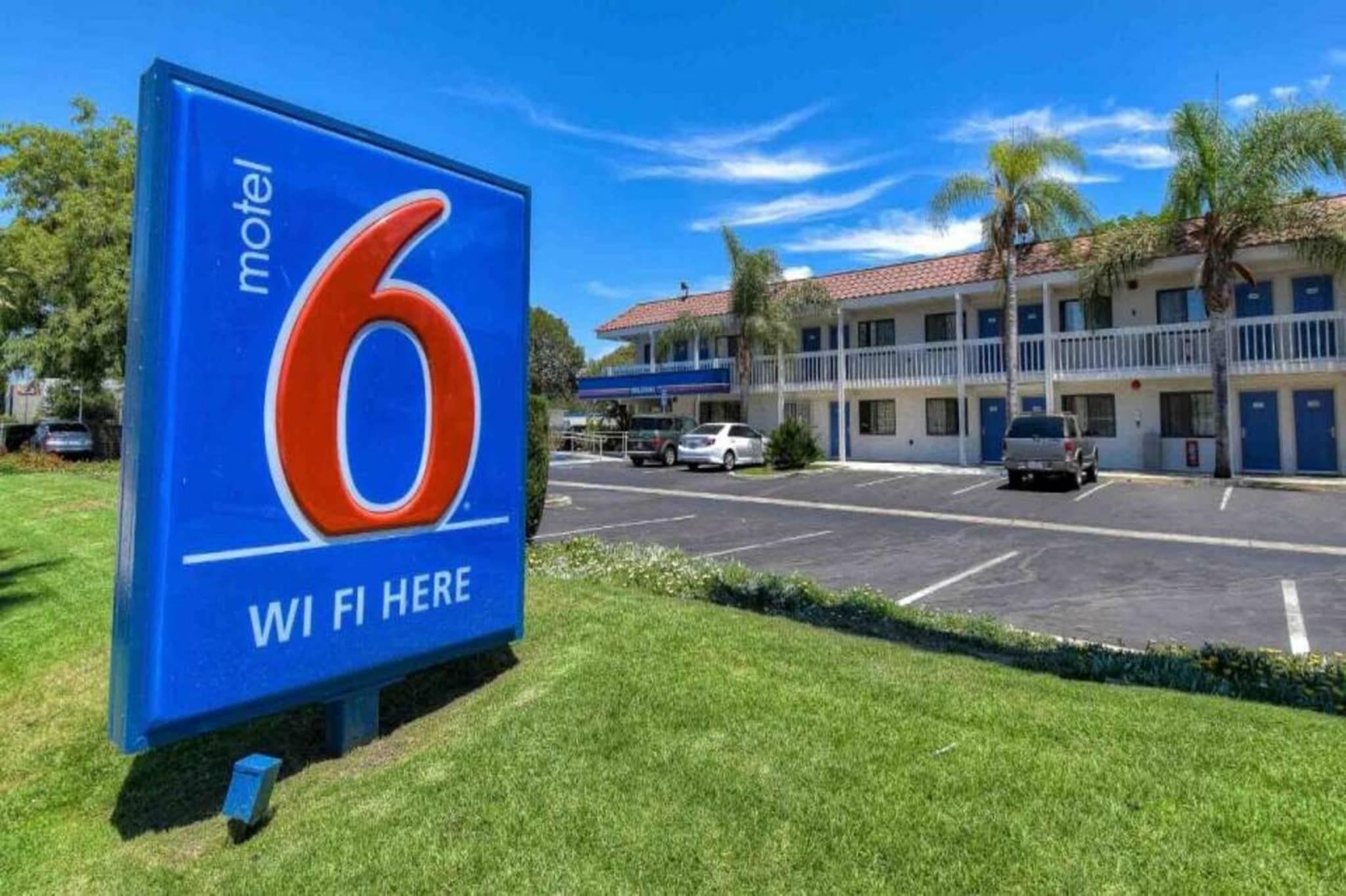 Señal de motel con el número 6 e indica 'WI FI HERE', señalando la disponibilidad de Wi-Fi.