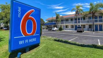 Señal de motel con el número 6 e indica 'WI FI HERE', señalando la disponibilidad de Wi-Fi.