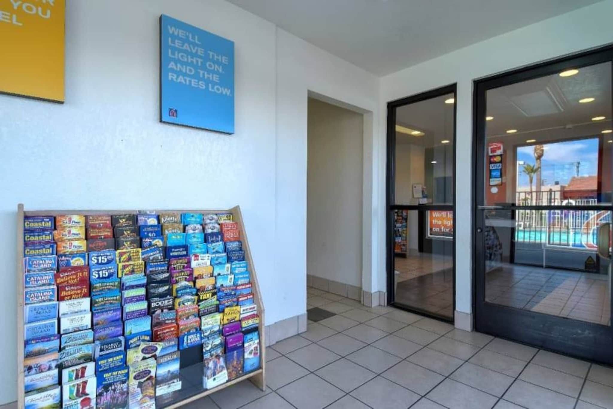 Een boekwinkel met een divers aanbod aan reisboeken.
