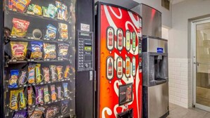 Una màquina expenedora amb llaminatures i una màquina de Coca-Cola.