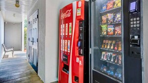Alue, jossa on myyntiautomaatti ja sen yhteydessä Coca-Colan automaatti sekä juoma-automaatti.
