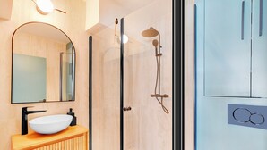 Bathroom - Superior Studio (Paris)