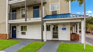 A two-story building with a covered entrance and a visible address number. - Cozy King Bed|Free Wifi&Parking,TV (Jacksonville)