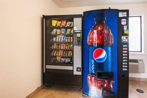 Ein Verkaufsautomat mit Snacks und einem Getränkeautomaten, erkennbar am Pepsi-Logo.