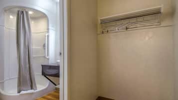 Ein Badezimmer mit Duschkabine, Waschbecken und Handtuchhalter.