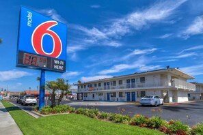 Ein Motel mit einer großen Schilder, die Zimmernummer 6 und ein Schild für WLAN anzeigen.